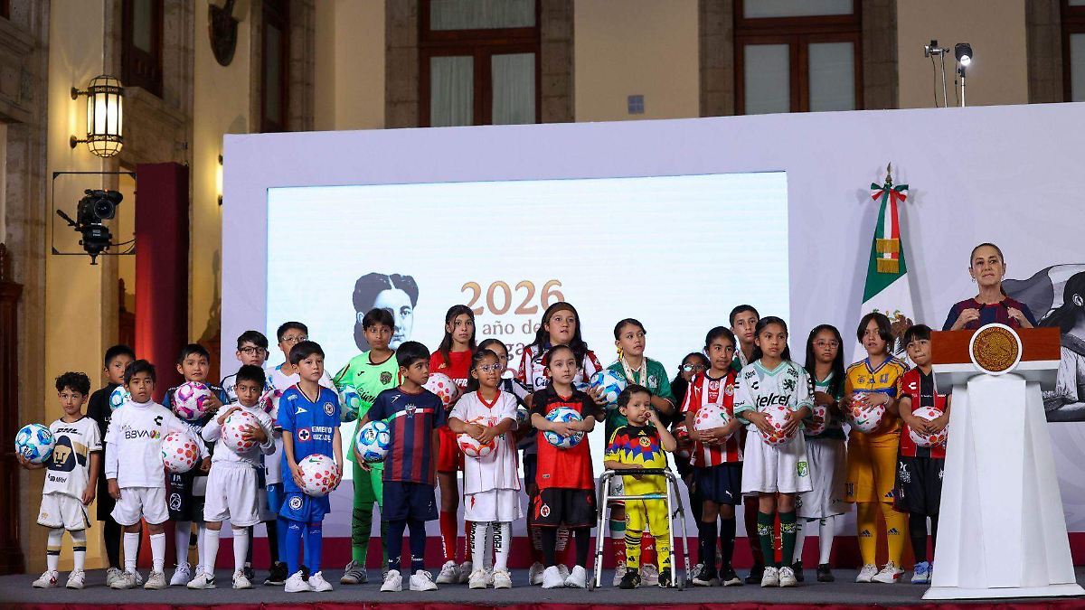 SHEINBAUM LANZA ESCUELAS DE FUTBOL CON LA LIGA MX