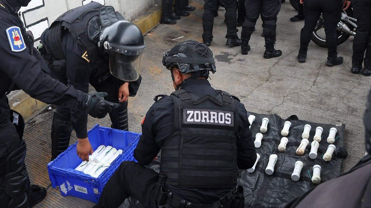 ¡BOMBAS EN AUTOBÚS DE AYOTZINAPA!