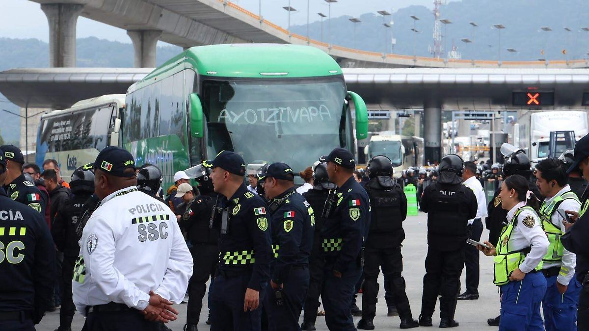 CAOS EN CDMX: ABANDERAN A SELECCIÓN MIENTRAS REPRIMEN A NORMALISTAS