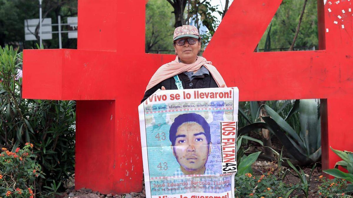AYOTZINAPA: MADRES EXIGEN PASO EN TLALPAN; NORMALISTAS BLOQUEAN