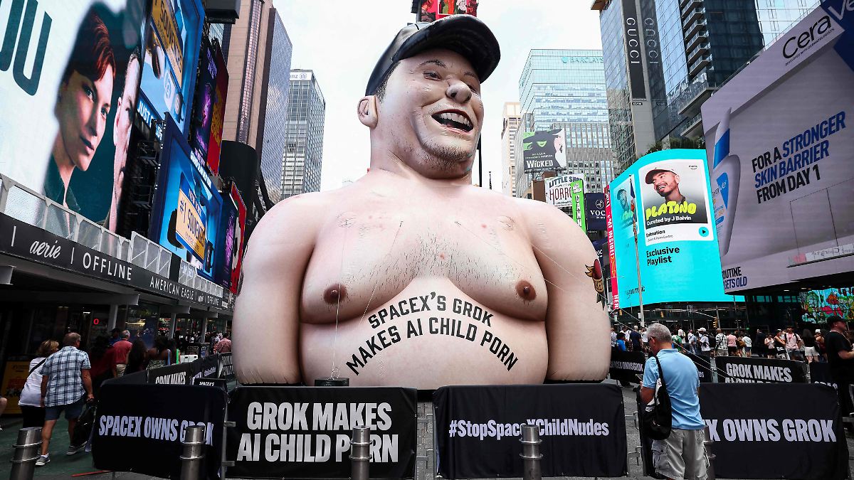 MUSK GIGANTE DESATA CAOS EN TIMES SQUARE