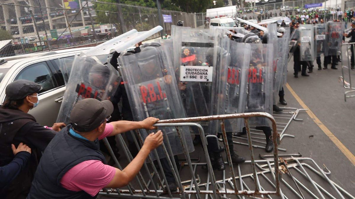 METRO BLOQUEADO POR CAOS