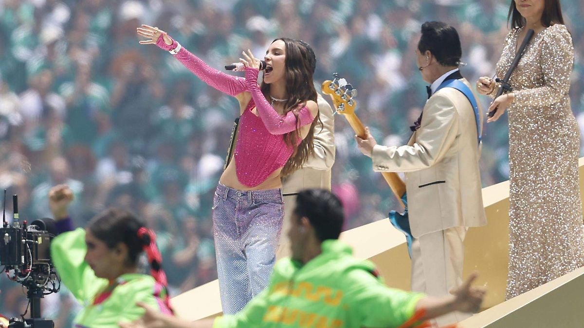BELINDA ROBA MIRADAS EN EL MUNDIAL