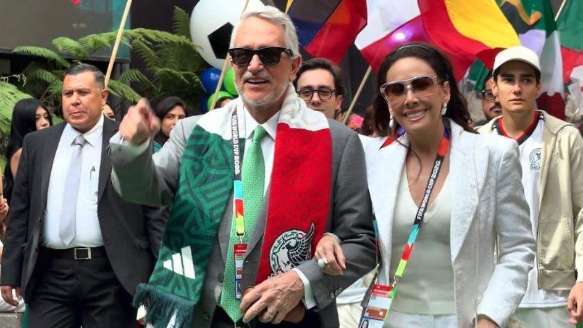 ESTRELLAS DEL CINE CELEBRAN GOLES DEL TRI EN EL AZTECA