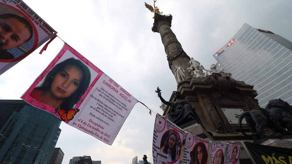 ¡INDIGNANTE! USAN LONAS DE DESAPARECIDOS COMO PARAGUAS Y AGREDIERON A MADRE BUSCADORA