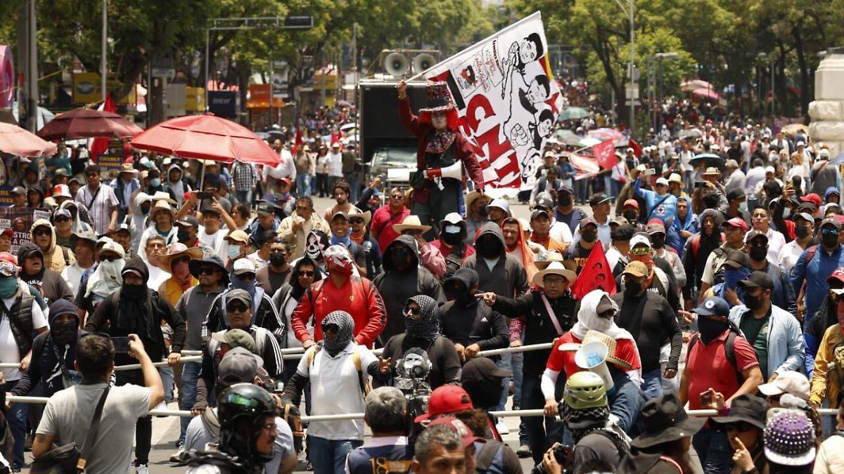 ¡MAESTROS EXIGEN MILLONES!