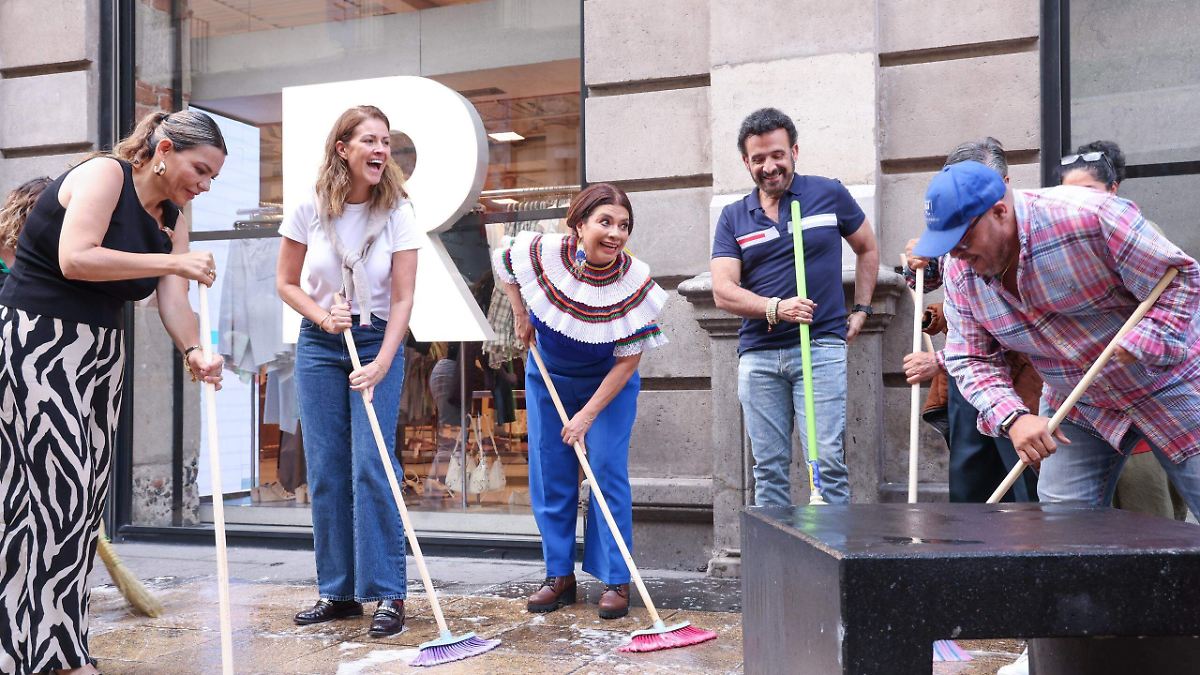 BRUGADA IMPULSA LIMPIEZA EN CENTRO HISTÓRICO TRAS PLANTÓN DE LA CNTE