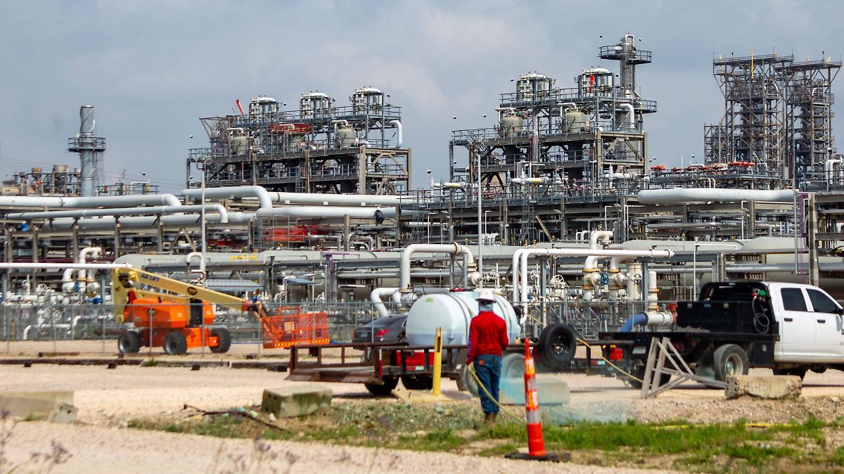REPSOL SE ASOCIA CON MADURO