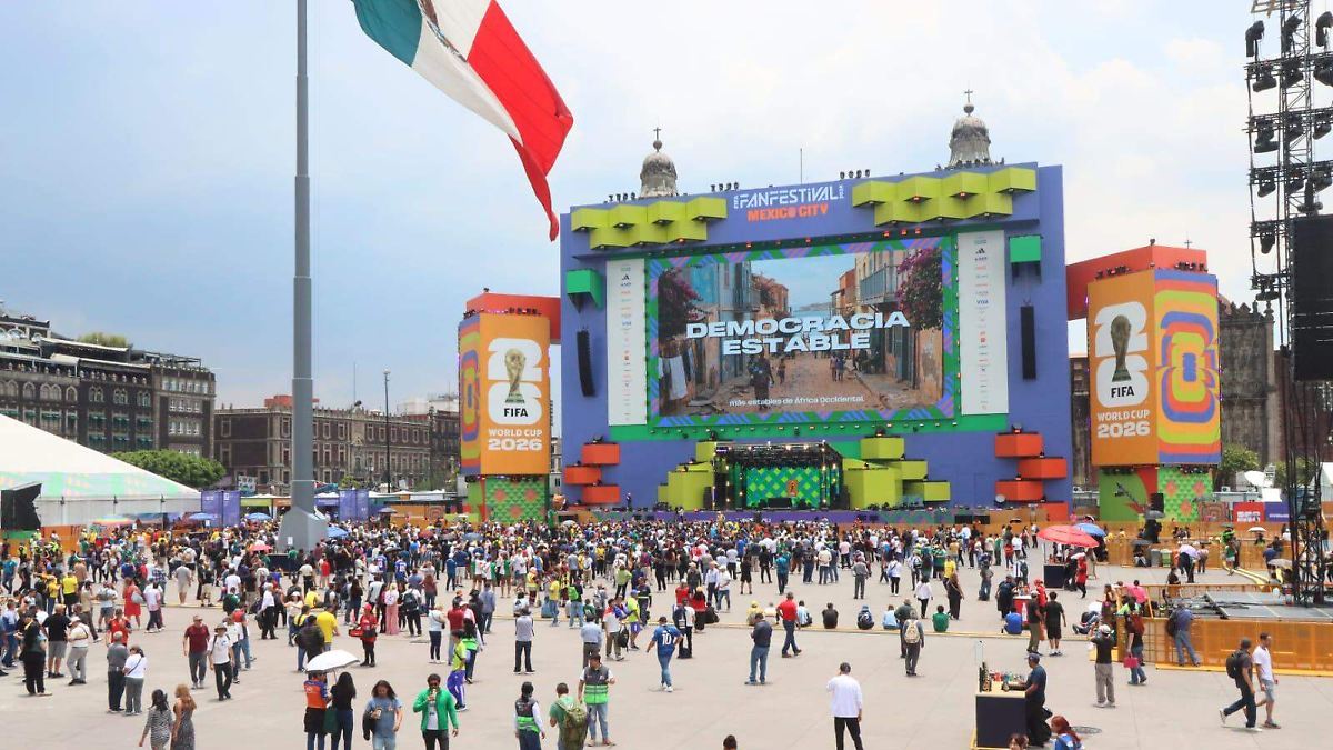 ¡EL ZÓCALO SE VISTE DE GALA PARA EL MUNDIAL!