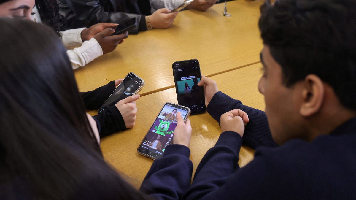 EMIRATOS CORTA REDES A NIÑOS