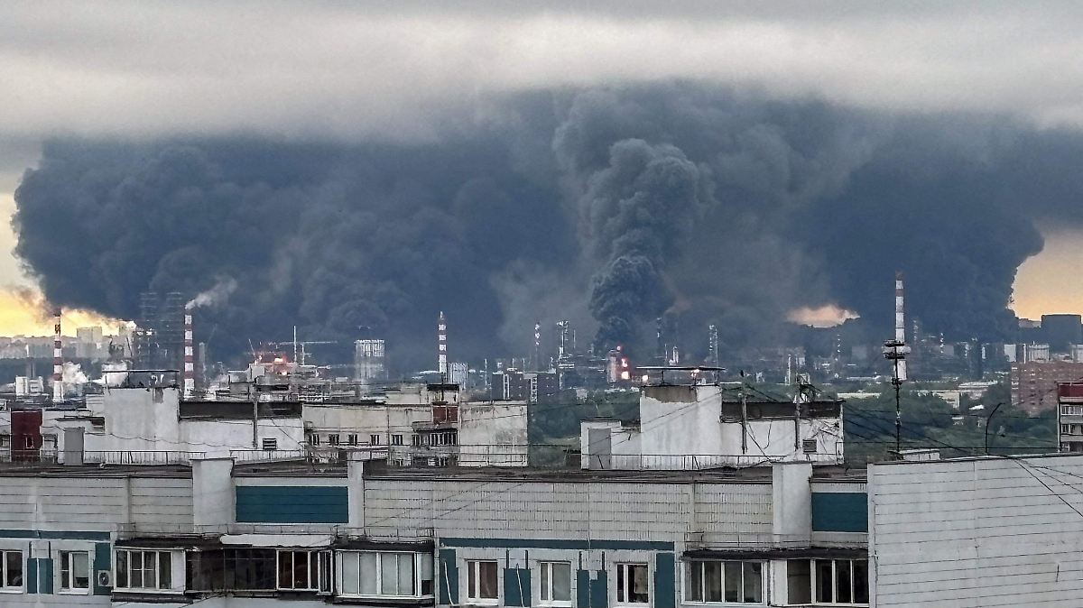 MOSCÚ, BAJO FUEGO: DRONES UCRANIANOS GOLPEAN REFINERÍA CLAVE