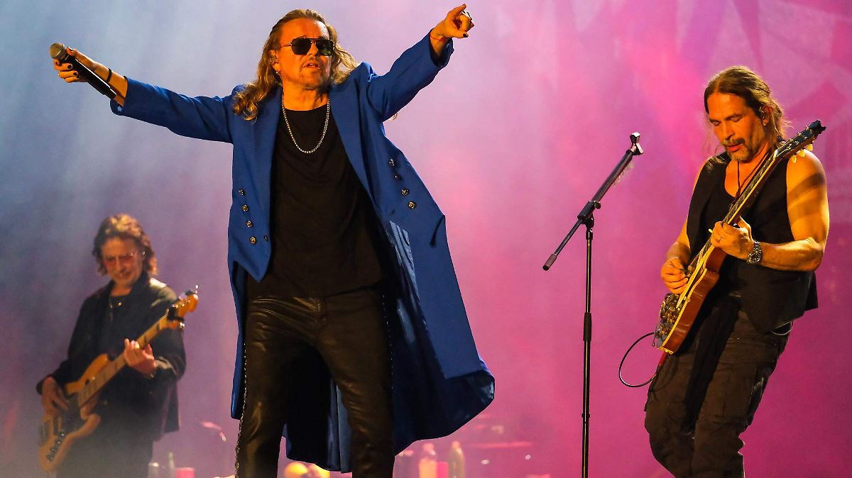 MANÁ DONA MILLONES A LA CARIDAD