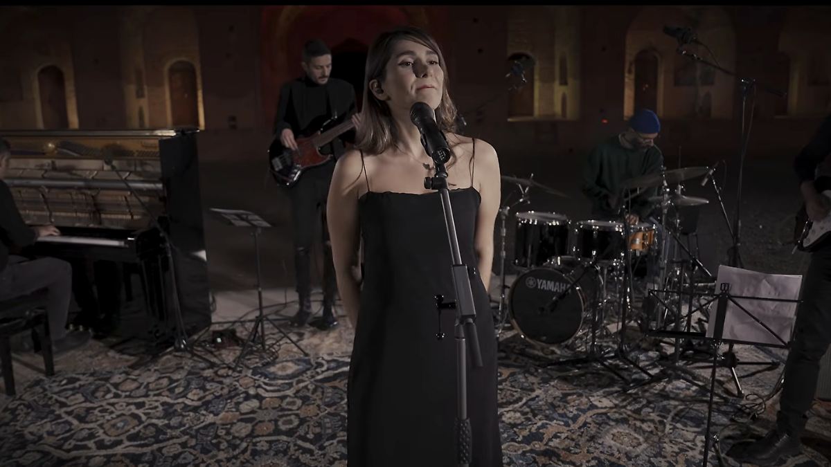 IRÁN CASTIGA A CANTANTE CON 74 LATIGAZOS POR CONCIERTO VIRTUAL SIN VELO