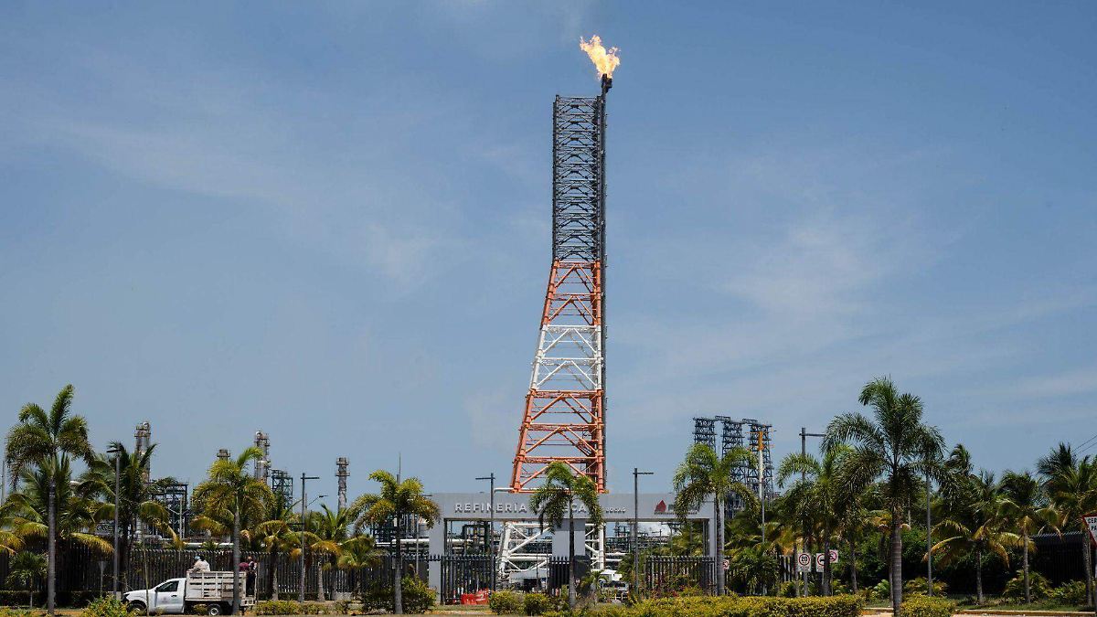 PETRÓLEO CAE; PESO SE DEVALÚA