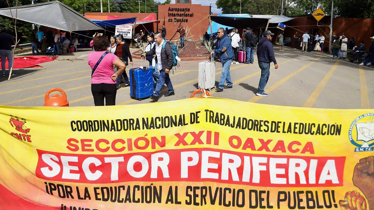 1086551_Bloqueo CNTE Aeropuerto Oaxaca_impreso