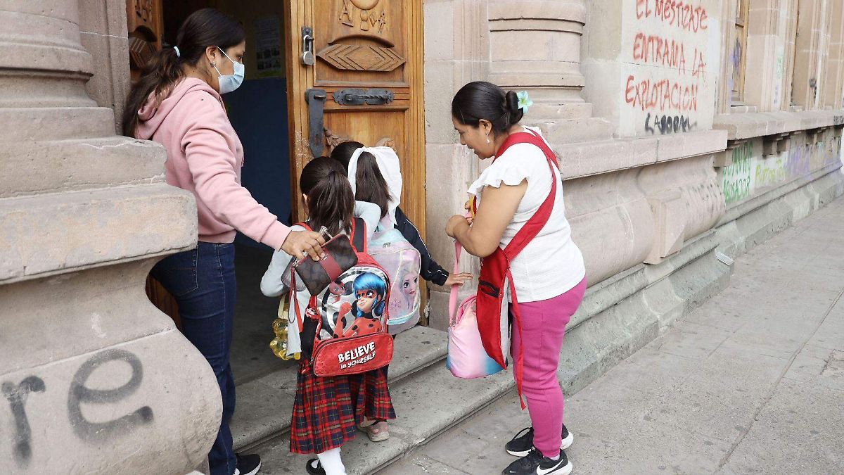 MAESTROS REGRESAN A CLASES EN OAXACA