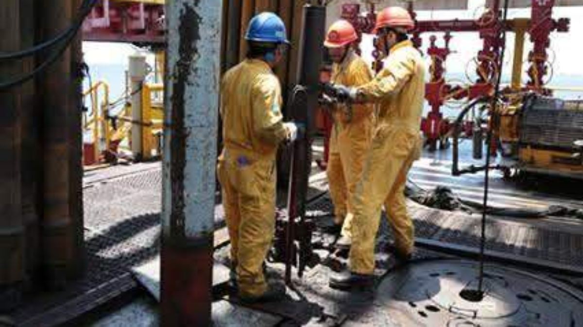 PEMEX SE DESPLOMA: PRODUCCIÓN CAE EN MAYO