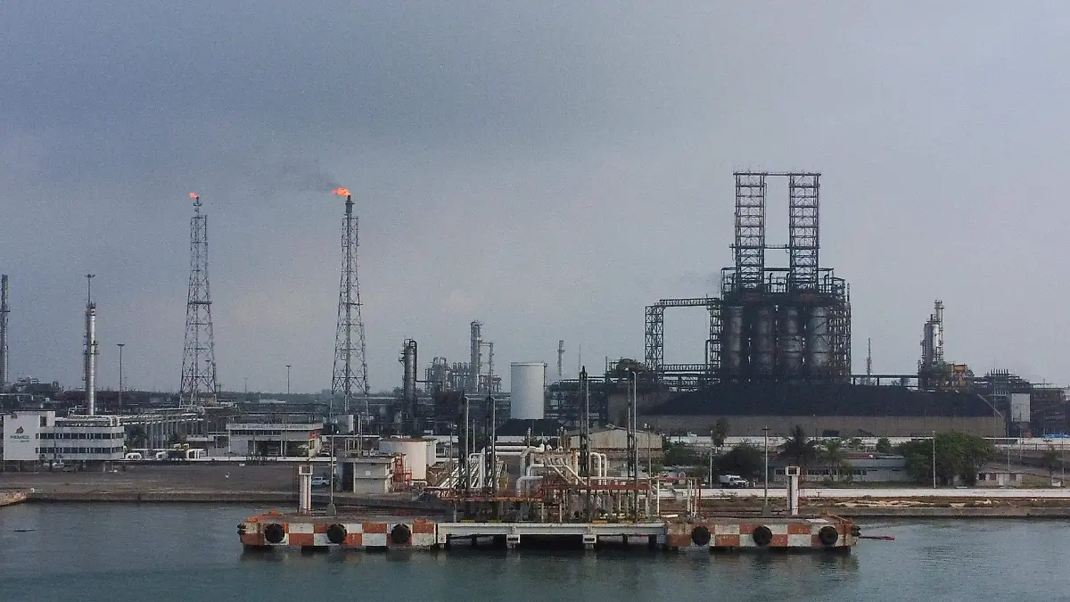 2026-05-27T100122Z_1495354382_RC2VQEAW1CR8_RTRMADP_3_USA-MEXICO-FUEL-IKON