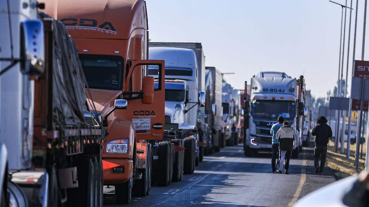 TRANSPORTISTAS AMENAZAN CON CAOS; GOBIERNO CEDE