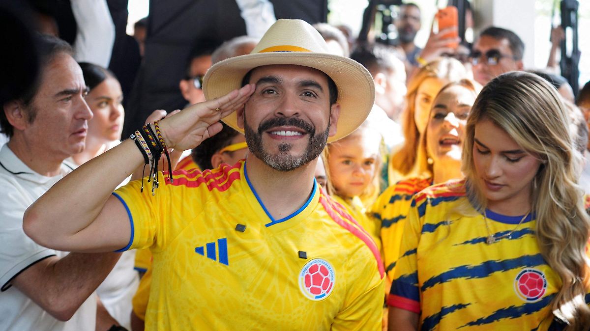 ABOGADO DE EXTREMA DERECHA GANA PRESIDENCIA EN COLOMBIA