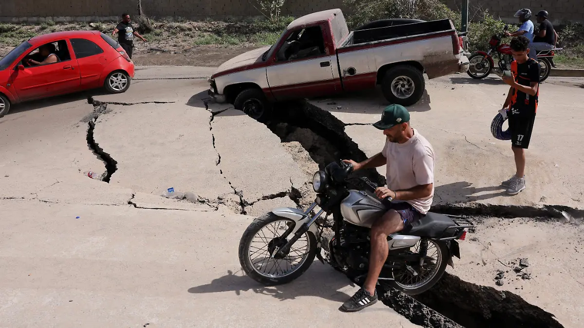 2026-06-25T142018Z_1340426127_RC211MAS3LMC_RTRMADP_3_VENEZUELA-QUAKE