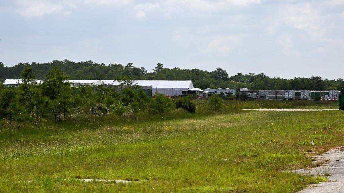 CIERRA FLORIDA CENTRO DE DETENCIÓN MASIVA