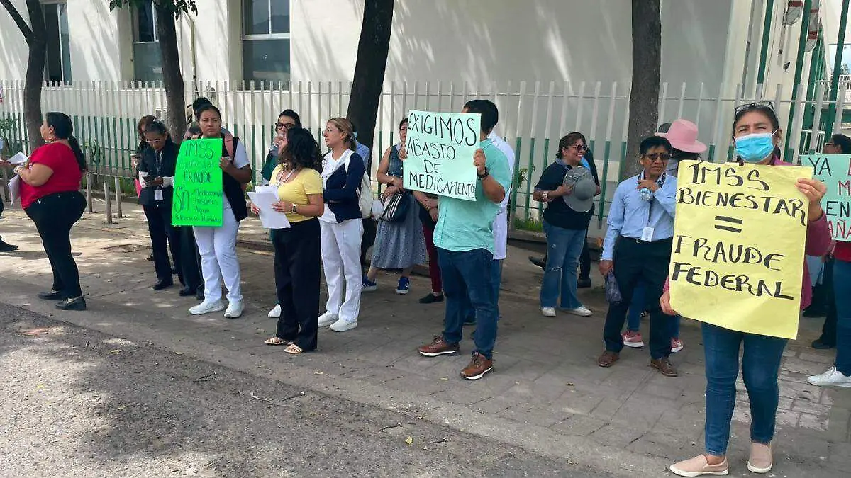 Trabajadores del Hospital Civil de Oaxaca se manifiestan (1)