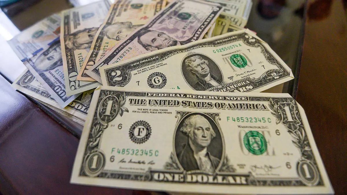 1038679_Precio del dólar baja_web
