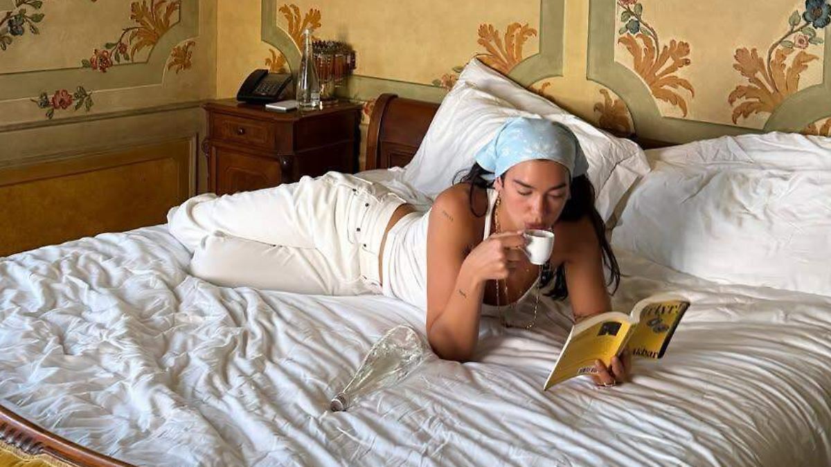 DUA LIPA DESAFÍA CENSURA CON BIBLIOTECA DE LIBROS PROHIBIDOS