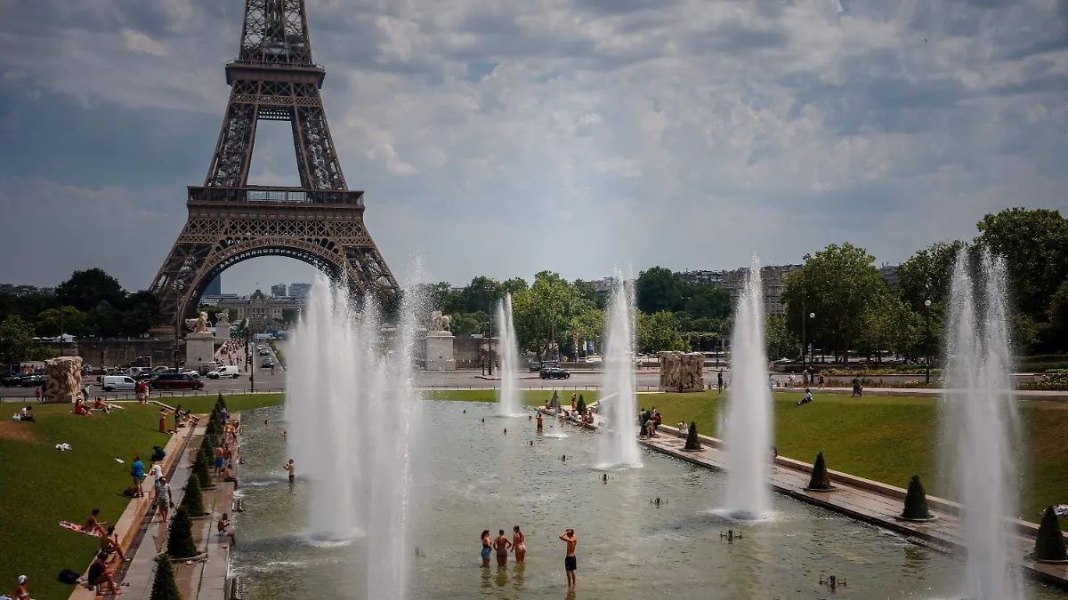 AFP__20260626__B8FU89E__v1__HighRes__FranceWeatherClimateHeatwave