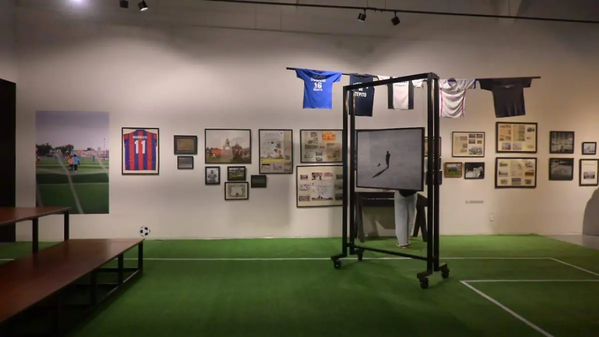 GALERÍA JOSÉ MARÍA VELASCO PRESENTA LAS EXPOSICIONES TEPITO EN LA CANCHA Y DINASTÍA DUENDE. 50 AÑOS_4