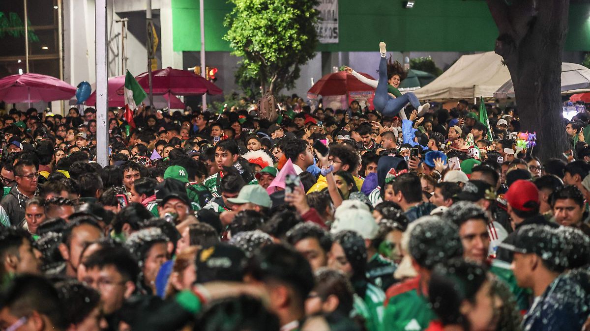 ¡CIERRA LA CIUDAD! AFUERA, NO HAY FIESTA PARA EL MUNDIAL