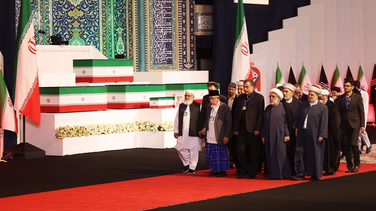 IRÁN DA EL ÚLTIMO ADIÓS A JAMENEI