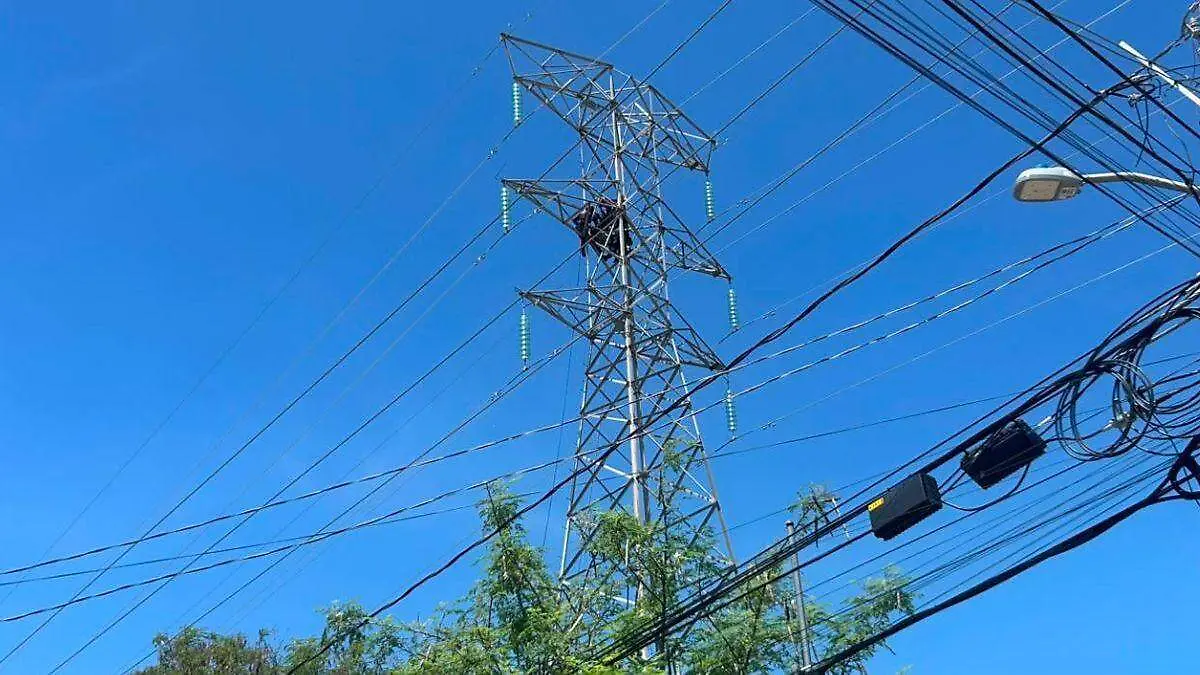 Joven escala torre de alta tensión de la CFE  Oaxaca