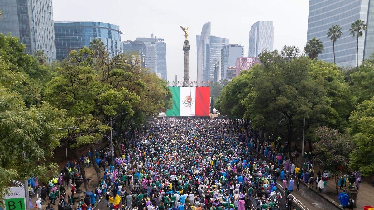 LLUVIA NO DETIENE A LA AFICIÓN MEXICANA