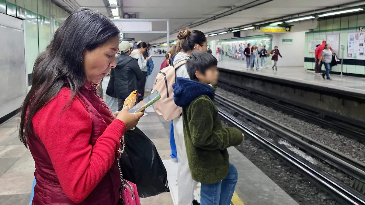 Personas con Celulares LOVERA BUENA