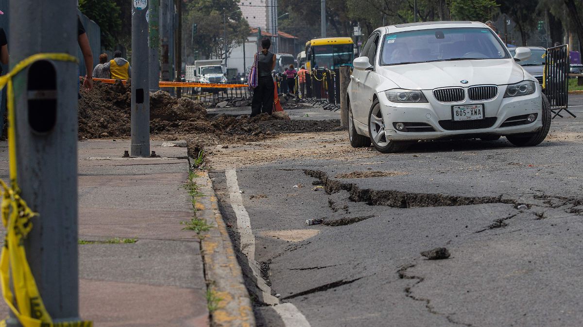 AGUJEROS EN CDMX: FUGA DE AGUA ABRE GRIETA GIGANTE