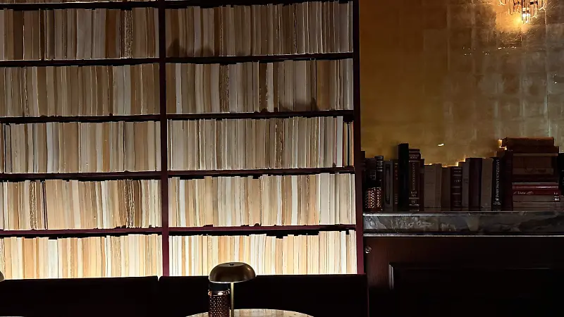 La carta de tragos está entre los libros