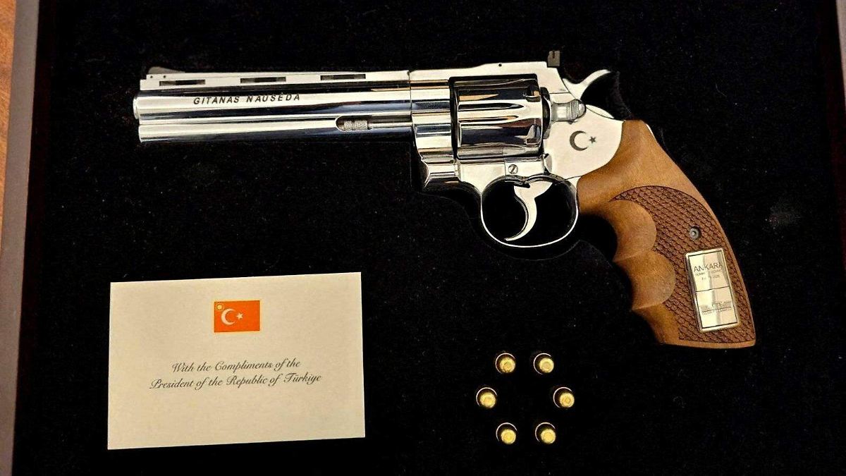 ERDOGAN REGALA PISTOLA A LÍDERES DE LA OTAN