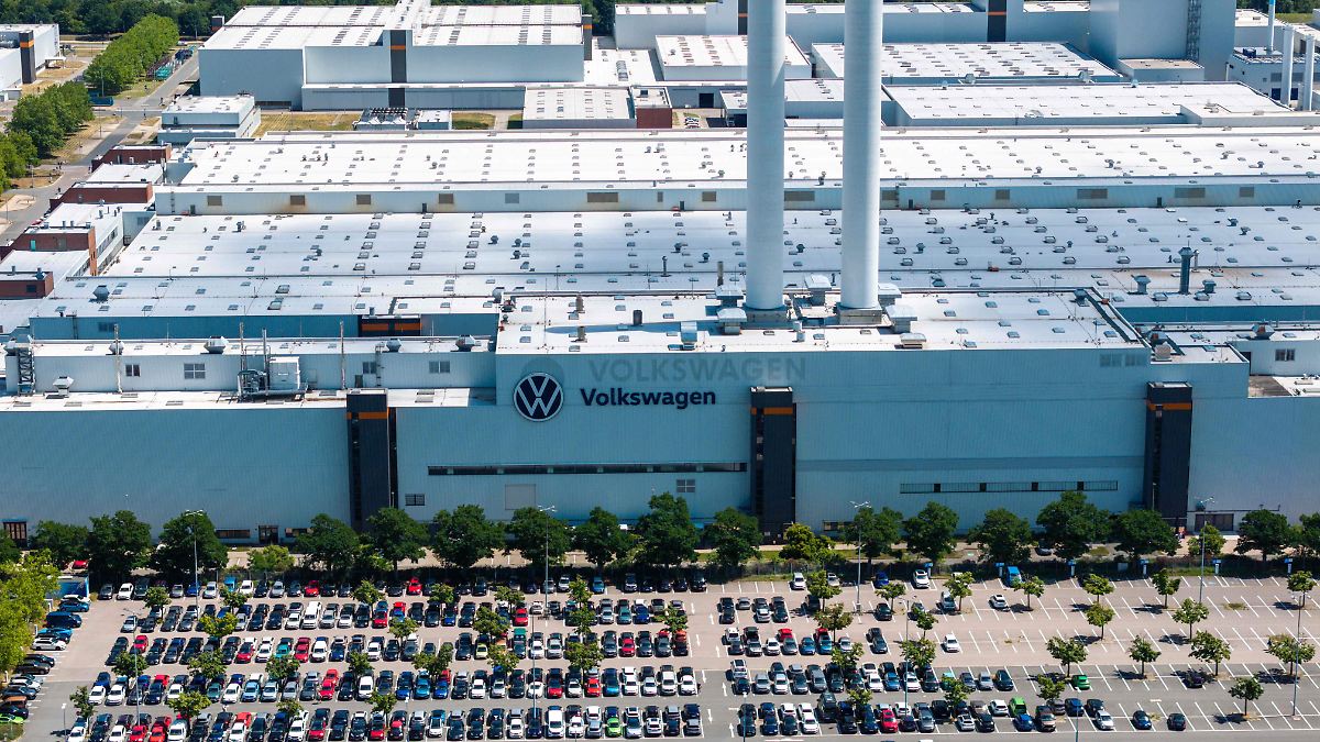 VOLKSWAGEN, EN PICADA: RECORTES MASIVOS Y CIERRE DE PLANTAS