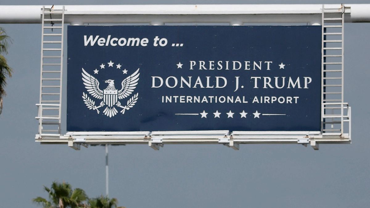 ¡TRUMP IMPONE SU NOMBRE A AEROPUERTO EN FLORIDA!