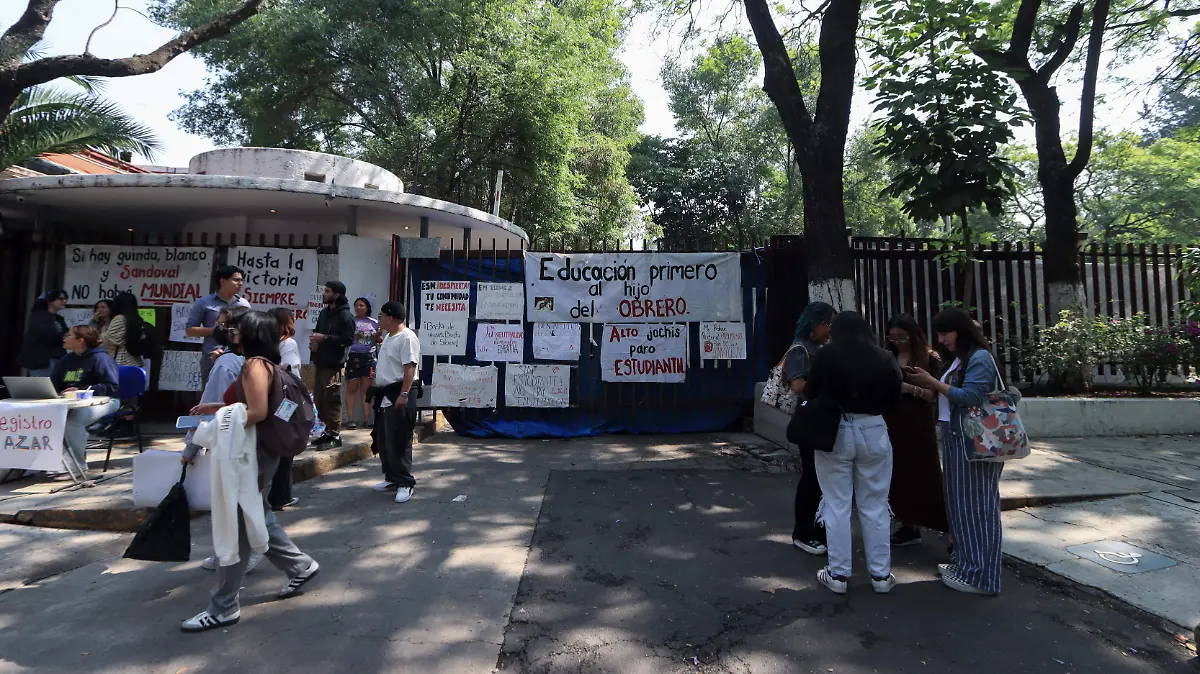 Estudiantes del IPN toman instalaciones del canal 11 en forma de protesta