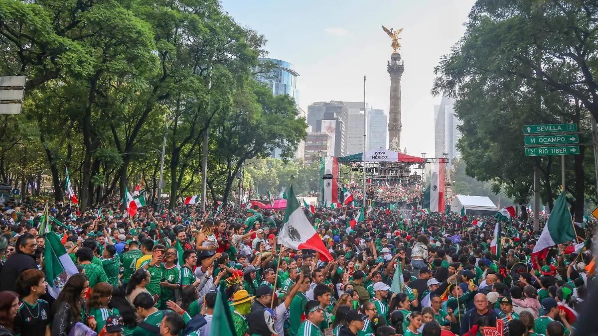 6255823-Celebración de México en el Ángel de la Independencia-17