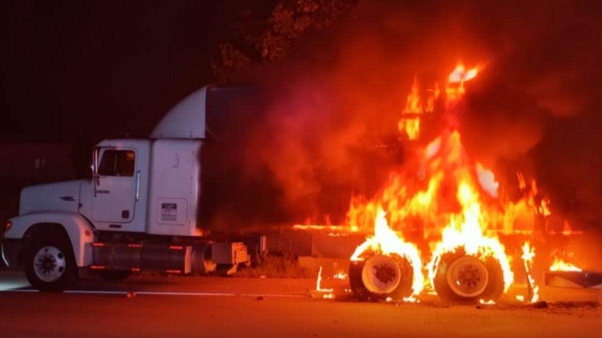 TRÁILER DE CERVEZA ARDE EN LLAMAS