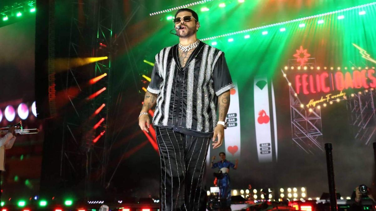 GRUPO FIRME DESATA POLÉMICA CON NARCOCORRIDO EN PLENO ESTADIO