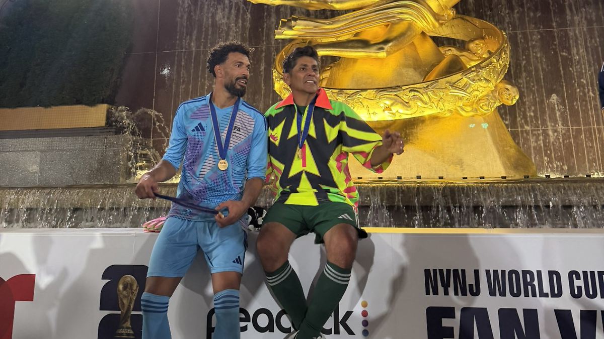 LEYENDAS DEL FUTBOL SE REÚNEN EN NY