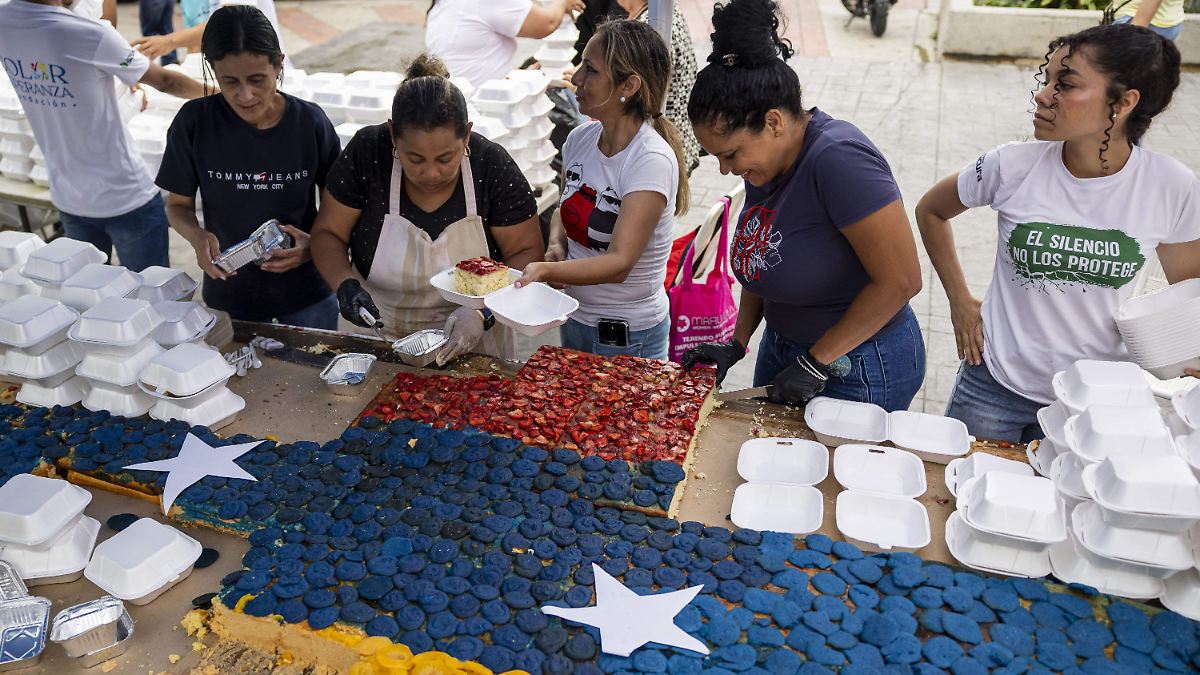 REGALO DE NAVIDAD EN JULIO: REPARTE VENEZUELA PASTEL GIGANTE A NIÑOS AFECTADOS POR TERREMOTO