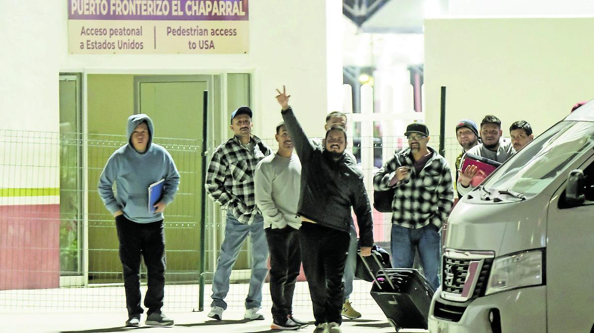 EXITO EDUCATIVO, FRACASO NACIONAL: MEXICANOS PREPARADOS BUSCAN FUTURO FUERA
