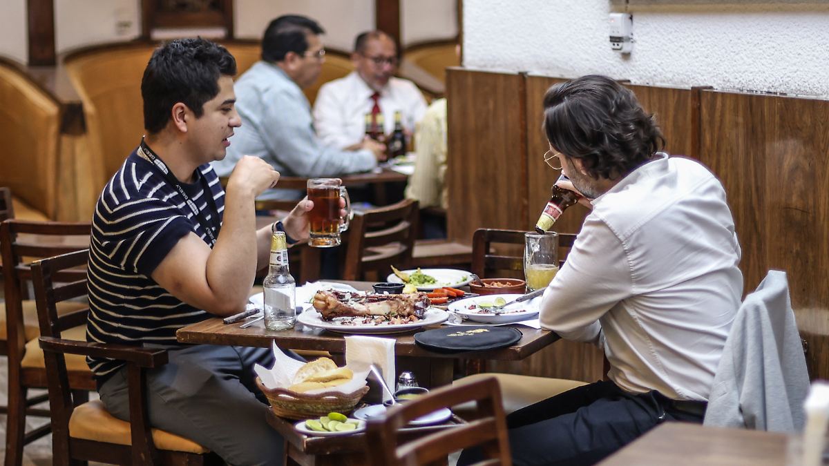 ¡CUIDADO AL COMER FUERA! EL DISTINTIVO QUE SALVA TU ESTÓMAGO