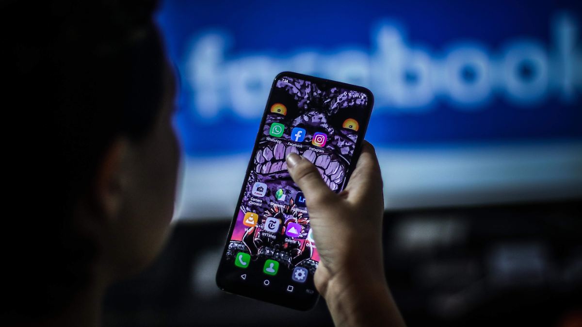 FRANCIA CENSURA REDES SOCIALES A MENORES